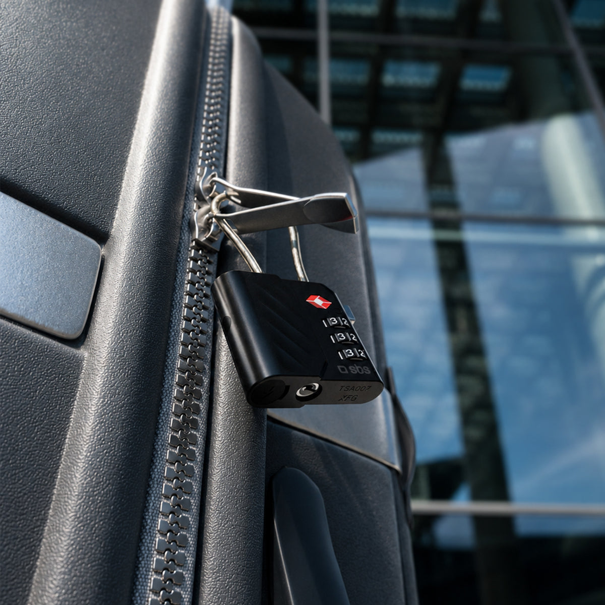 TSA lock with integrated locator for suitcases and bags compatible with Apple Find My